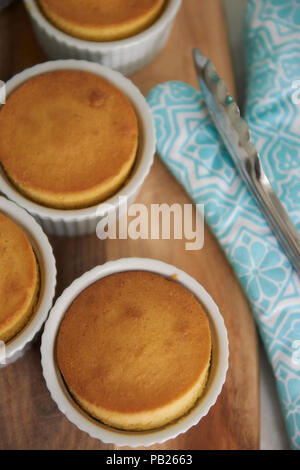 Perfekte heißen Vanille soufflés dampfenden gerade aus dem Ofen Stockfoto