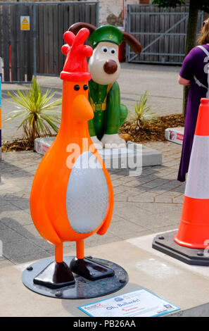 Die Wallace und Gromit unchained Trail in Bristol England UK 2018. Feathers McGraw in der Verkleidung als Poller Stockfoto