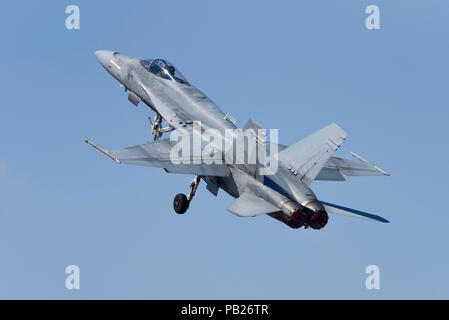 Kanadische Luftwaffe CF-18 Hornet Jet fighter Flugzeug und fliegen an der Royal International Air Tattoo, RIAT, RAF Fairford, England. Re-Wärme Stockfoto