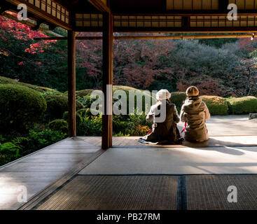 Als Kunstwerke konzipiert, Japanische Gärten sind sorgfältig gepflegt. Die Natur wird verehrt, aber höchst manipuliert. Stockfoto