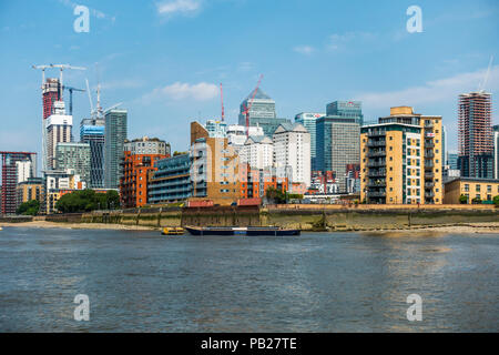 Commerical Wolkenkratzer und inländischen Wohnblocks/Apartment Blocks an der Canary Wharf auf der Themse, London, England, Großbritannien Stockfoto