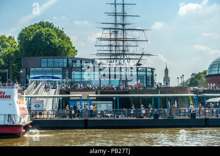 Greenwich Pier, East London. Cutty Sark. Passagiere warten an Bord, und andere Aussteigen eine Stadt Kreuzfahrten Boot. Themse. Stockfoto