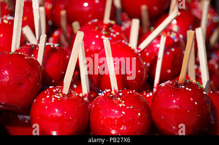 Süße glasiert rot Toffee candy Äpfel auf Sticks für Verkauf auf bauernmarkt oder Country Fair Stockfoto
