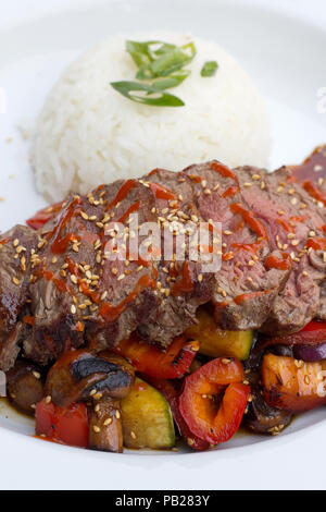 Kobe Beef Rib Eye Steak mit gegrilltem Gemüse Stockfoto