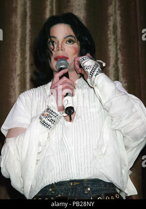 Michael Jackson Geburtstag Party im Opium Theatre in Los Angeles. August 28, 2003. JacksonMichael 04 Red Carpet Event, Vertikal, USA, Filmindustrie, Prominente, Fotografie, Bestof, Kunst, Kultur und Unterhaltung, Topix Prominente Fashion/Vertikal, Besten, Event in Hollywood Leben - Kalifornien, Roter Teppich und backstage, USA, Film, Stars, Film Stars, TV Stars, Musik, Promis, Fotografie, Bestof, Kunst, Kultur und Unterhaltung, Topix, vertikal, eine Person, die aus den Jahren 2006 bis 2009, Anfrage tsuni@Gamma-USA.com - drei Viertel Stockfoto