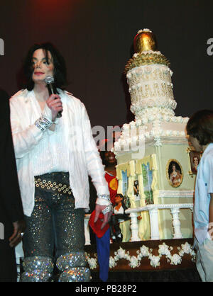 Michael Jackson Geburtstag Party im Opium Theatre in Los Angeles. August 28, 2003. JacksonMichael 34 Red Carpet Event, Vertikal, USA, Filmindustrie, Prominente, Fotografie, Bestof, Kunst, Kultur und Unterhaltung, Topix Prominente Fashion/Vertikal, Besten, Event in Hollywood Leben - Kalifornien, Roter Teppich und backstage, USA, Film, Stars, Film Stars, TV Stars, Musik, Promis, Fotografie, Bestof, Kunst, Kultur und Unterhaltung, Topix, vertikal, eine Person, die aus den Jahren 2006 bis 2009, Anfrage tsuni@Gamma-USA.com - drei Viertel Stockfoto