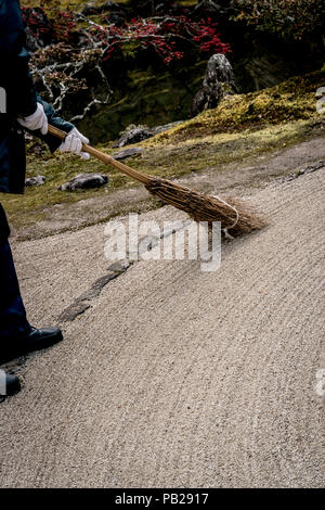 Als Kunstwerke konzipiert, Japanische Gärten sind sorgfältig gepflegt. Die Natur wird verehrt, aber höchst manipuliert. Stockfoto