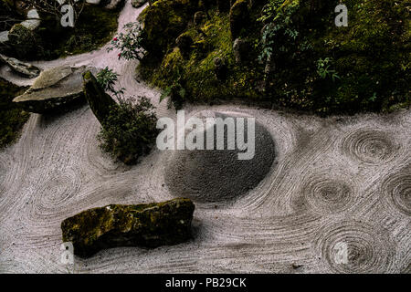 Als Kunstwerke konzipiert, Japanische Gärten sind sorgfältig gepflegt. Die Natur wird verehrt, aber höchst manipuliert. Stockfoto