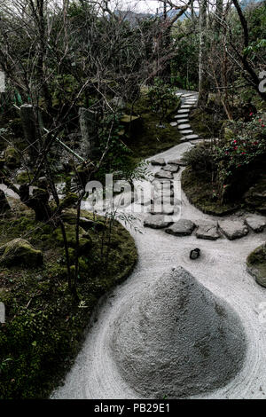 Als Kunstwerke konzipiert, Japanische Gärten sind sorgfältig gepflegt. Die Natur wird verehrt, aber höchst manipuliert. Stockfoto