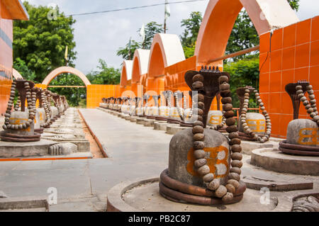 Hindu Gott Shiva der Shivling mit Dekoration der Rudraksh. Shiv Ling mit rudrakhs eingerichtet. Stockfoto