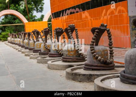 Hindu Gott Shiva der Shivling mit Dekoration der Rudraksh. Shiv Ling mit rudrakhs eingerichtet. Stockfoto