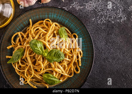 Hausgemachte Pasta mit Pesto. Ansicht von oben. Stockfoto