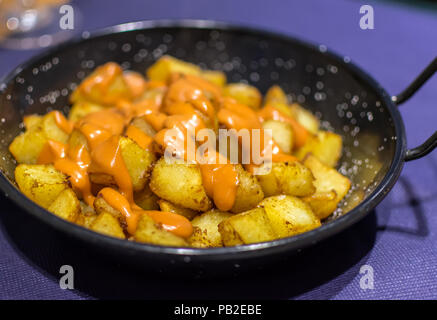 Patatas Bravas (Spanische Bratkartoffeln) mit würzigen orange-farbigen Salsa Brava (brava Soße) oder alioli (AIOLI). Patatas Bravas ist ein klassisches und sehr po Stockfoto