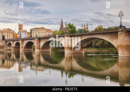 Die Steinerne Brücke, Puente de la Piedra, Logrono, La Rioja, Spanien. Der Camino de Santiago geht durch die Stadt. Stockfoto