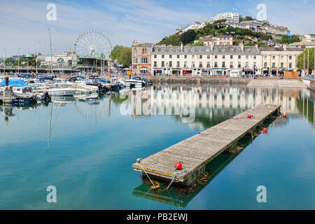 21. Mai 2018: Torquay, Devon, England, Großbritannien - den Strand, den Hafen und die Stadt an einem sonnigen Frühlingstag. Stockfoto