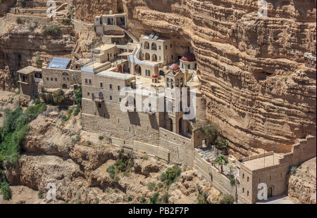 Wadi Qelt - 16. April 2014 - Die schönen Kloster St. Georg von Choziba in den Fels gehauen ist, auf dem Weg zwischen Jerusalem und das Tote Meer Stockfoto