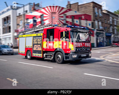 Londoner Feuerwehr Fire Engine die Reaktion auf einen Notruf in Camden London UK Stockfoto