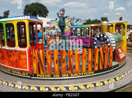 Ein kleiner Zug Karussell oder Kreisverkehr für Kind reitet auf Landwirtschaftliche zeigen Nantwich Cheshire England Vereinigtes Königreich Großbritannien Stockfoto