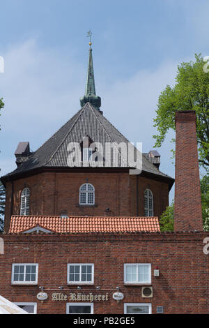 Die alte Räucherei mit seinem hohen Schornstein, St, Nikolai-Kirche, Kirche, Kappeln, Ostsee, Schleswig-Holstein, Deutschland, Europa Stockfoto