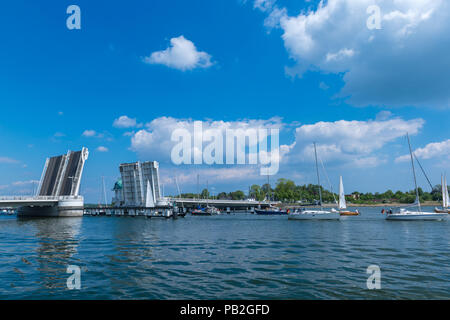 Zugbrücke über die Schlei öffnet sich für Segelboote und Boot Freya zu überqueren, Kappeln, Schleswig-Holstein, Deutschland Stockfoto