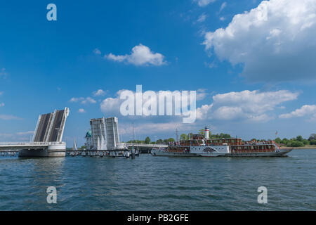 Zugbrücke über die Schlei öffnet sich für Segelboote und Boot Freya zu überqueren, Kappeln, Schleswig-Holstein, Deutschland Stockfoto