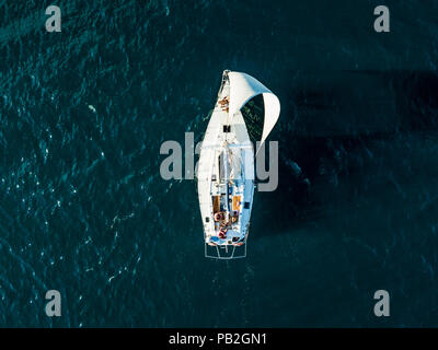 Luftbild von Segelboot Yachtcharter Ansicht von oben, auf dem Meer Textur isoliert. Teilnehmer der Regatta Stockfoto