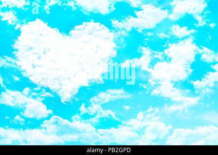 Weiße Wolken über dem türkisfarbenen Himmel bilden "Herz" Form. Valentine Konzept. Stockfoto