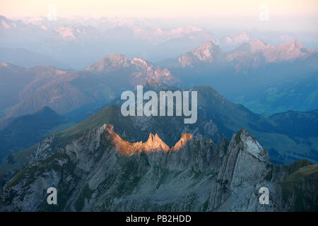 Erstes Licht in den Schweizer Alpen Stockfoto