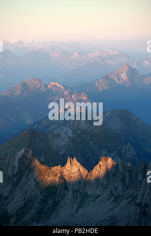 Erstes Licht in den Schweizer Alpen Stockfoto