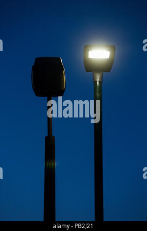 Street Lamp Leiter/Licht/Leuchten/Lampen eines älteren Natrium Technologie (links), die in den Prozess der ersetzt wird durch die LEDs/LED (rechts). (100 Stockfoto