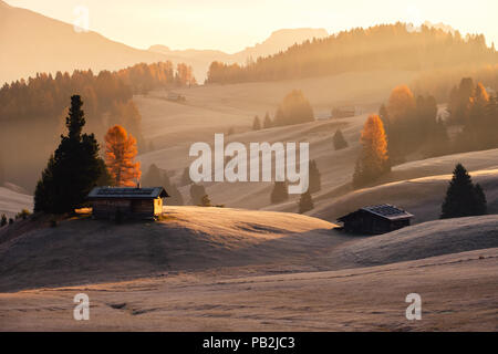 Misty Querformat in Seiser Alm oder Seiser Alm im schönen Sonnenaufgang, Dolomiten, Italien Stockfoto