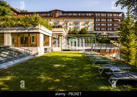 Das Hotel Lenkerhof liegt inmitten eines parkähnlichen Geländes am Stadtrand von Lenk. 80 Zimmer haben einen Südbalkon, Lenk, Schweiz Stockfoto