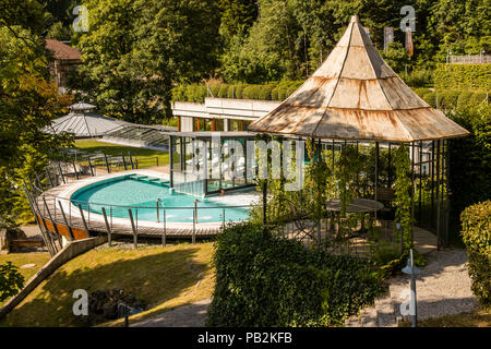 Außenpool des Hotel Lenkerhof, Lenk, Schweiz Stockfoto