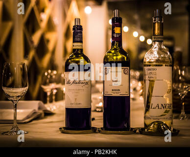 Verkostung im Weinkeller des Lenkerhofs. Hier werden Sie vom Sommelier fachmännisch für die Auswahl der Weinbegleitung auf der Grundlage des Tagesmenüs beraten. Hotel Lenkerhof, Lenk, Schweiz. Stockfoto