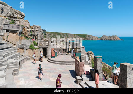 Besucher im minack Open Air Theatre in der Nähe von porthcurno in Cornwall, England, Großbritannien, Großbritannien. Stockfoto