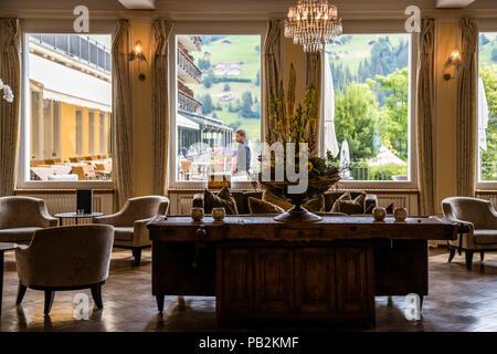 Hotel Lenkerhof, Lenk, Schweiz. Die Möbel in der Lobby sind auch eine alte Tischlerarbeitsbank Stockfoto