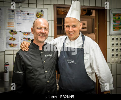 Küchenchef Stefan Lüse vom Hotel Lenkerhof mit Reporter Georg Berg, Lenk, Schweiz Stockfoto