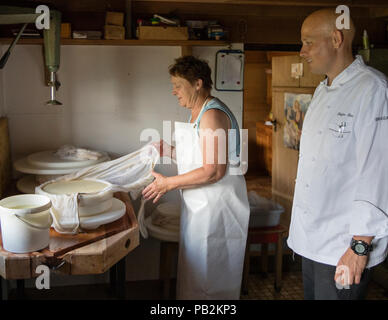 Alp Dairy, Lenk, Schweiz. Franziska Zurbrügg bei der Käseherstellung auf der Pöris Alp Stockfoto