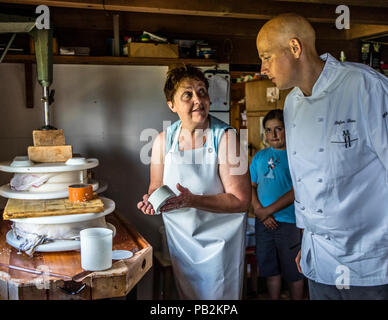 Alp Dairy, Lenk, Schweiz. Franziska Zurbrügg bei der Käseherstellung auf der Pöris Alp Stockfoto