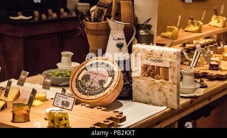 Käsebuffet des Hotel Lenkerhof, Lenk, Schweiz. Die Tradition des Säumer Käses geht zurück auf die Zeit, als er über die Alpenpässe transportiert werden musste Stockfoto