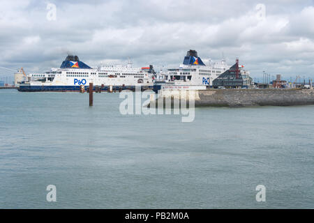 Calais, Frankreich - 19. Juni 2018: P&O Cross Channel Fähren im Hafen von Calais angedockt Stockfoto