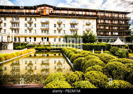 Das Hotel Lenkerhof liegt inmitten eines parkähnlichen Geländes am Stadtrand von Lenk. 80 Zimmer haben einen Südbalkon, Lenk, Schweiz Stockfoto