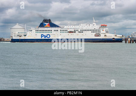 Calais, Frankreich - 19. Juni 2018: P&O Cross Channel Fähre in den Hafen von Calais Stockfoto