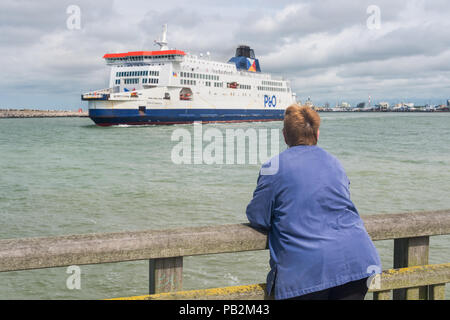 Calais, Frankreich - 19. Juni 2018: Die Frau, die gerade ein Cross Channel Fähre aus dem Hafen von Calais Stockfoto