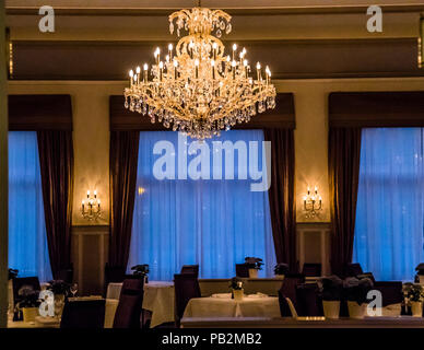 Hotel Cresta Palace, Celerina, Schweiz. Abendessen unter Swarowski-Kronleuchtern Stockfoto