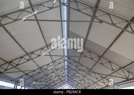 Alte Metall Dach, veraltete Metallstrukturen, schlechten Zustand. Stockfoto