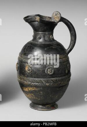 Terrakotta Kleeblatt oinochoe (Kanne). Kultur: Etrusker. Abmessungen: H.15 15/16 in. (40,4 cm). Datum: Ca. 550 v. Chr.. Kleeblatt Lippe, perforierte Kreise und Seil-Muster in der Entlastung. Museum: Metropolitan Museum of Art, New York, USA. Stockfoto