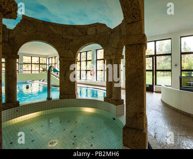 Hotel Swimmingpool von Cresta Palace, Celerina, Schweiz. Das Wasser im Hallenbad ist angenehm 29 Grad Stockfoto