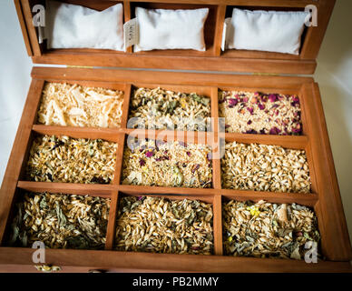 Hotel Cresta Palace, Celerina, Schweiz. Die Füllungen der Kissen können vor der Auswahl probiert werden. Ein Musterkoffer macht das Kissenmenü sinnlich erlebbar Stockfoto