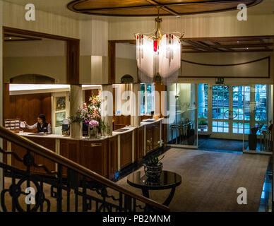Hotel Cresta Palace, Celerina, Schweiz. Der Rezeptionsbereich des Cresta Palace verfügt über eine breite Treppe und heutzutage ist es selbstverständlich, dass es auch einen Personenaufzug gibt. Stockfoto